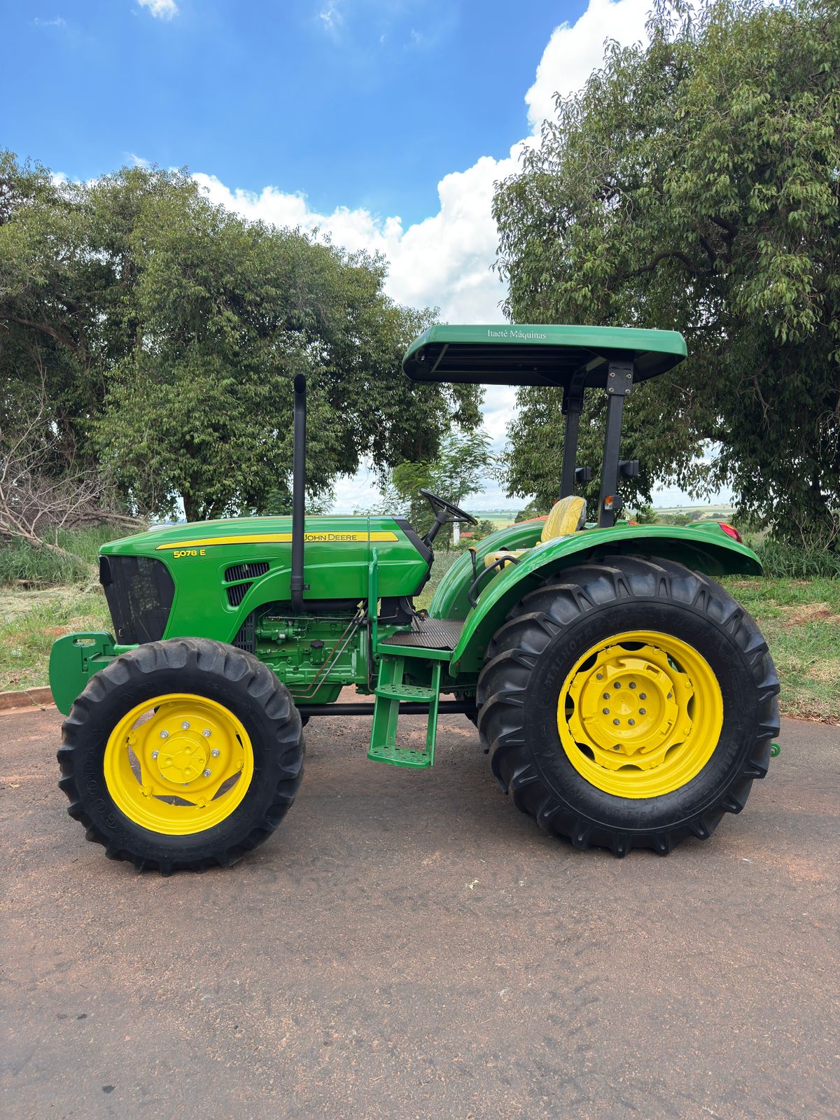 Trator John Deere 5078E – Ano 2014