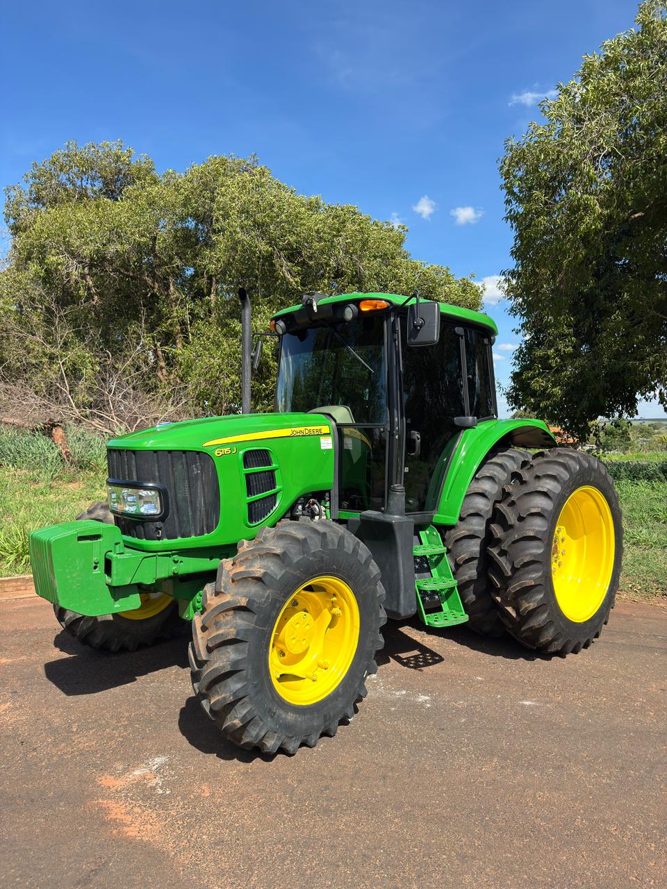 Trator John Deere 6115J – Ano 2024
