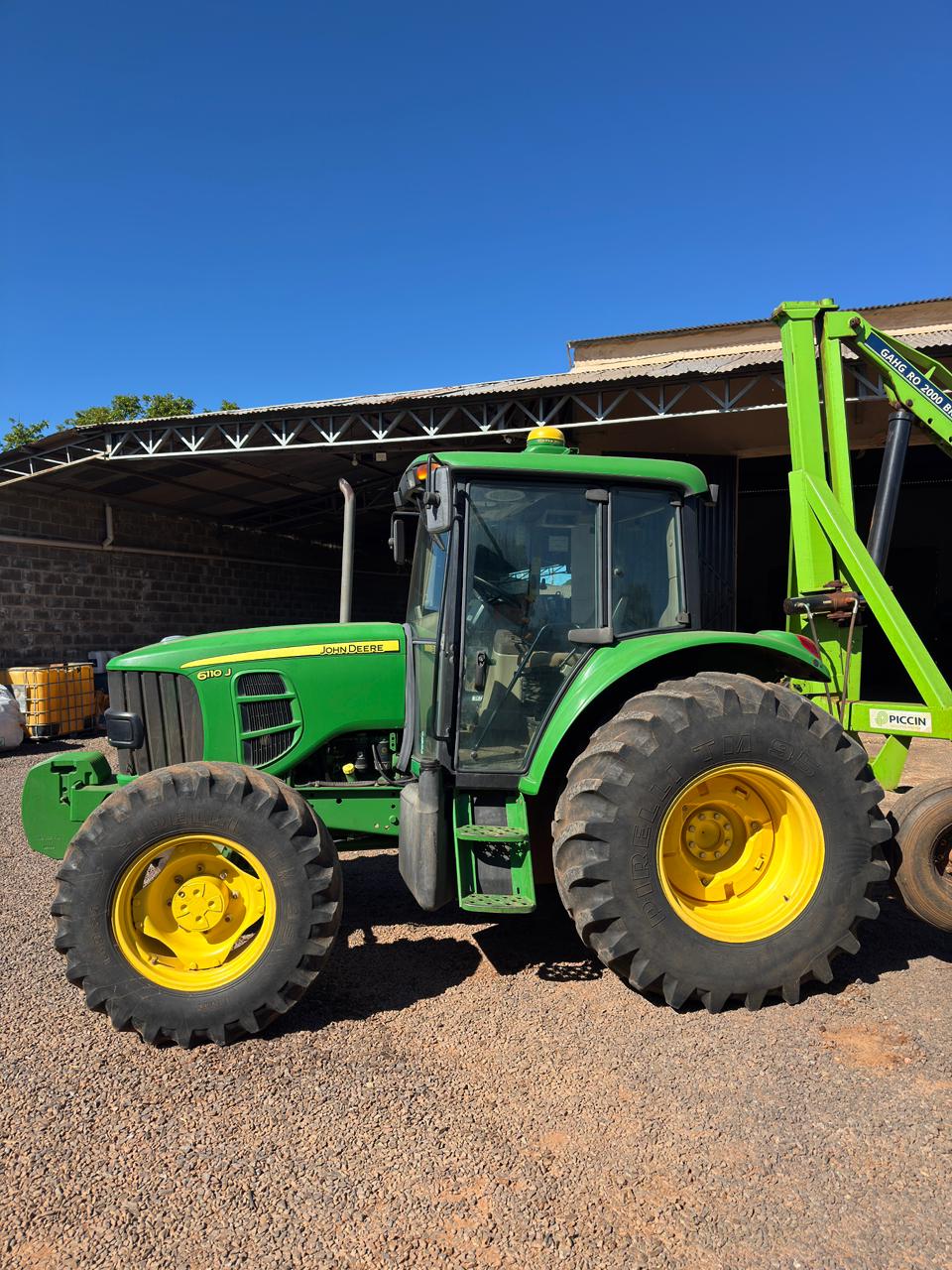 Trator John Deere 6110J – Ano 2016