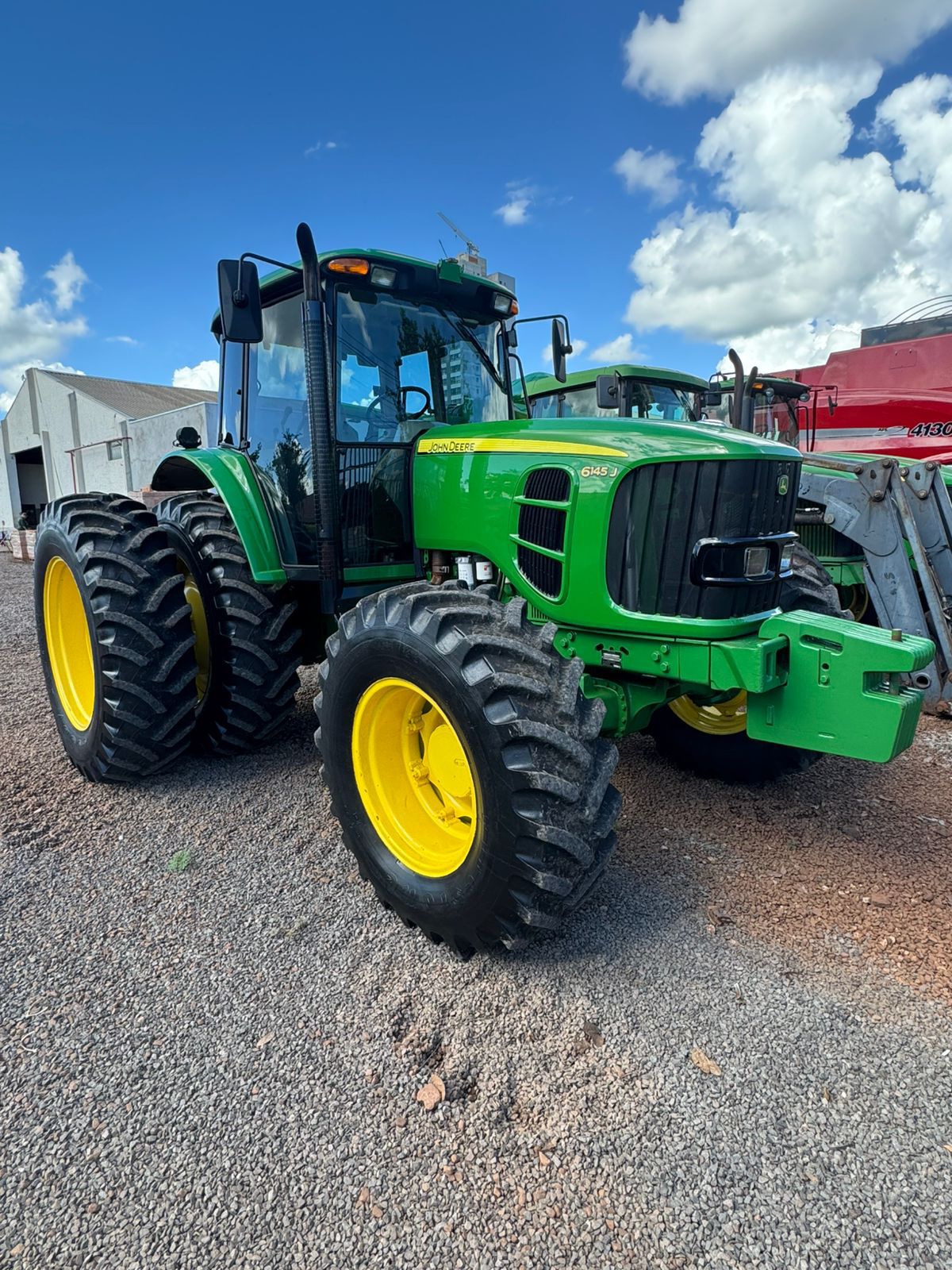 Trator John Deere 6145J – Ano 2011