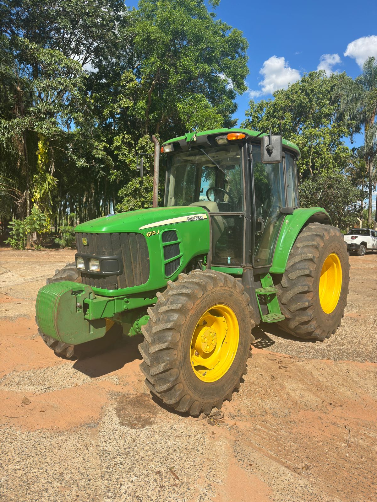 Trator John Deere 6110J – Ano 2014