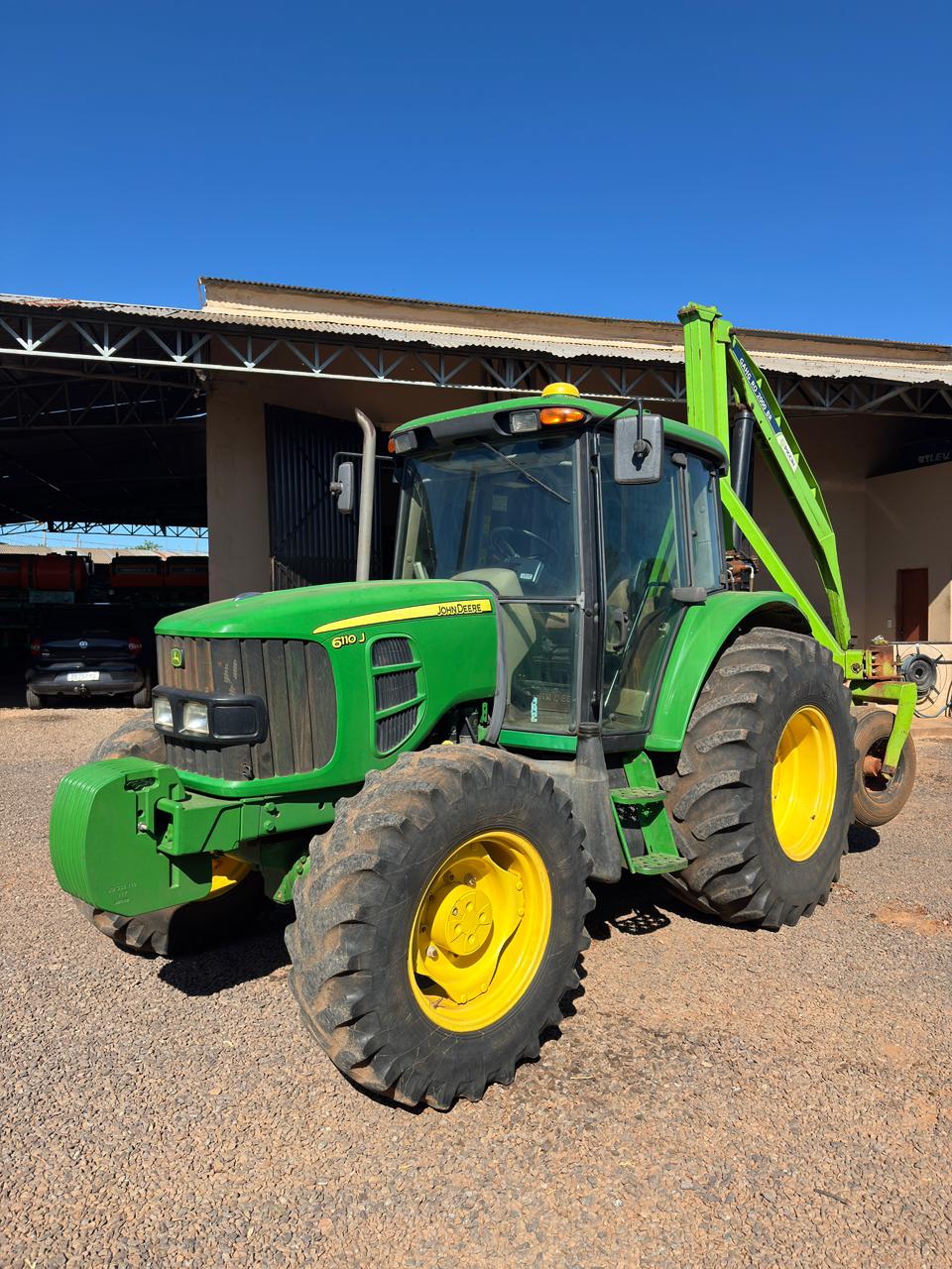 Trator John Deere 6110J – Ano 2016