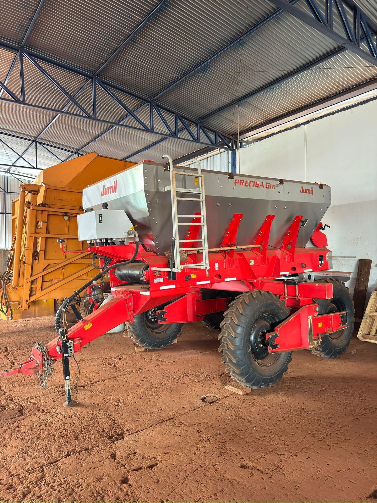 Distribuidor Jumil Precisa 6 m³ – Ano 2023