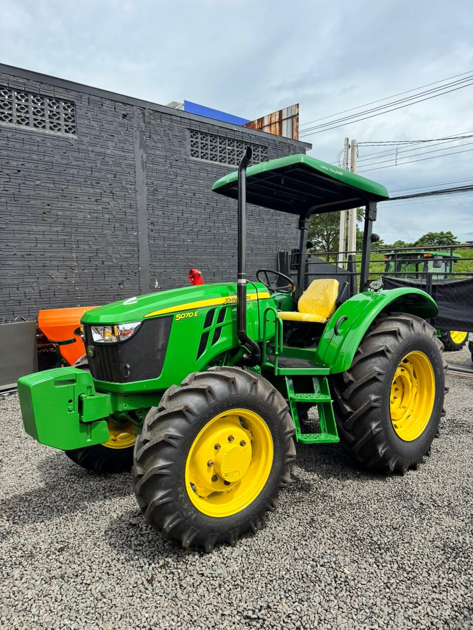 Trator John Deere 5070E – Ano 2021