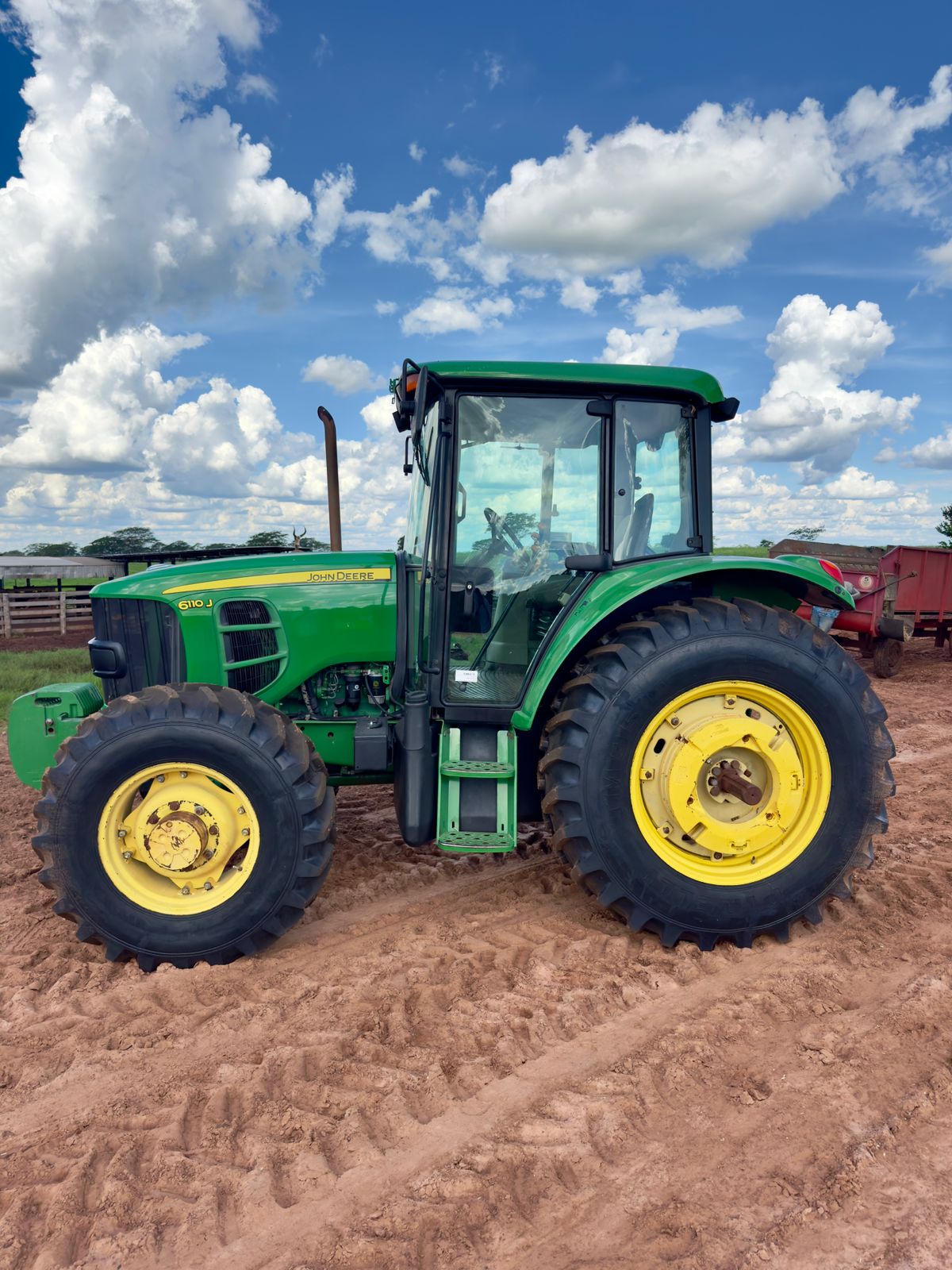 Trator John Deere 6110J – Ano 2013