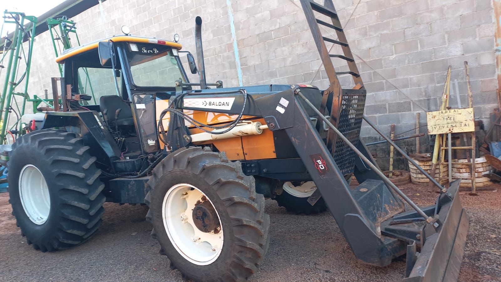 Trator Valtra BH 140 – Ano 2005