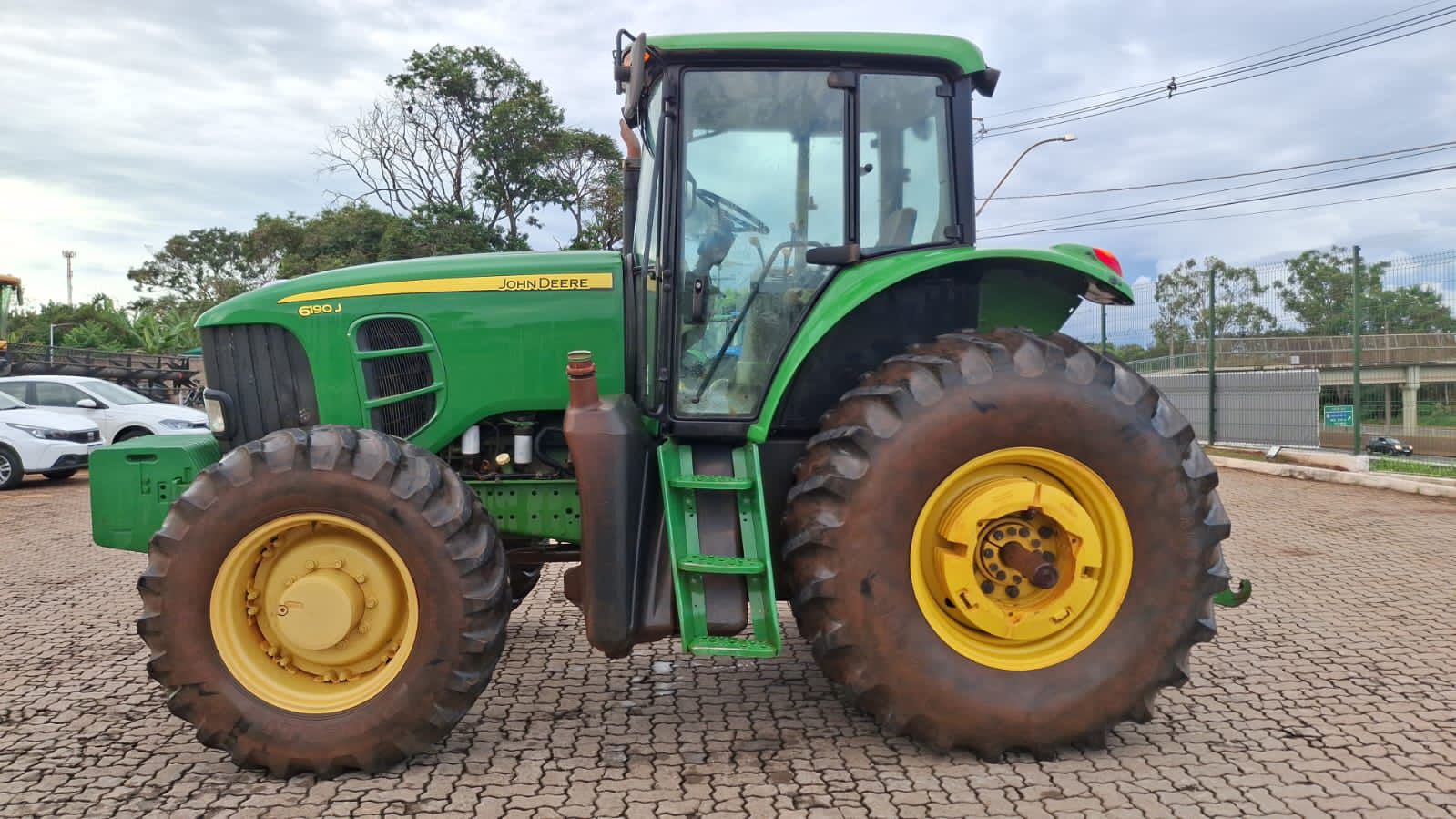 Trator John Deere 6190J – Ano 2017