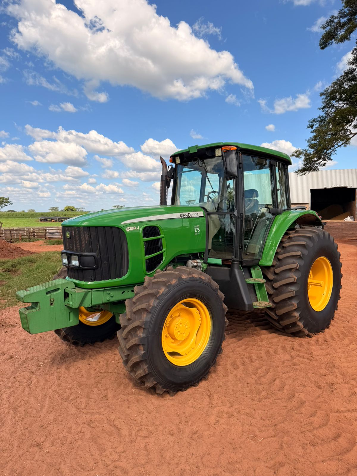 Trator John Deere 6130J – Ano 2012