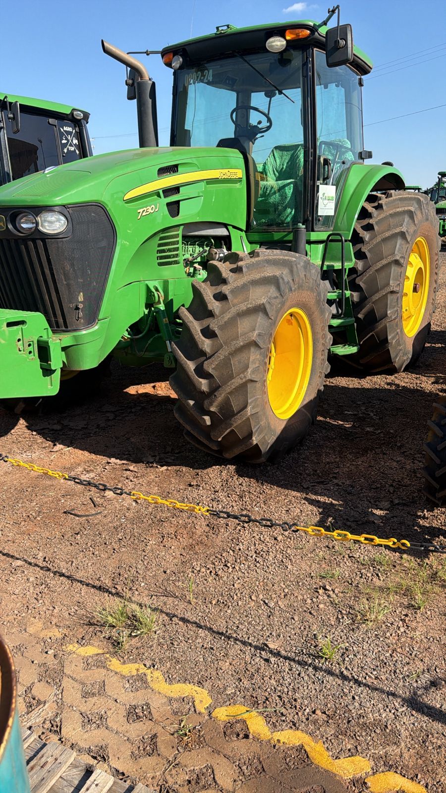Trator John Deere 7230J – Ano 2025