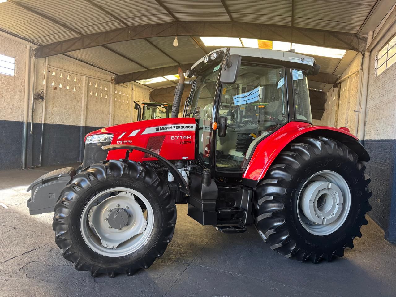 Trator Massey Ferguson 6714R – Ano  2023