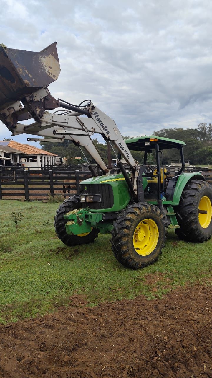 Trator John Deere 6415 – Ano 2008
