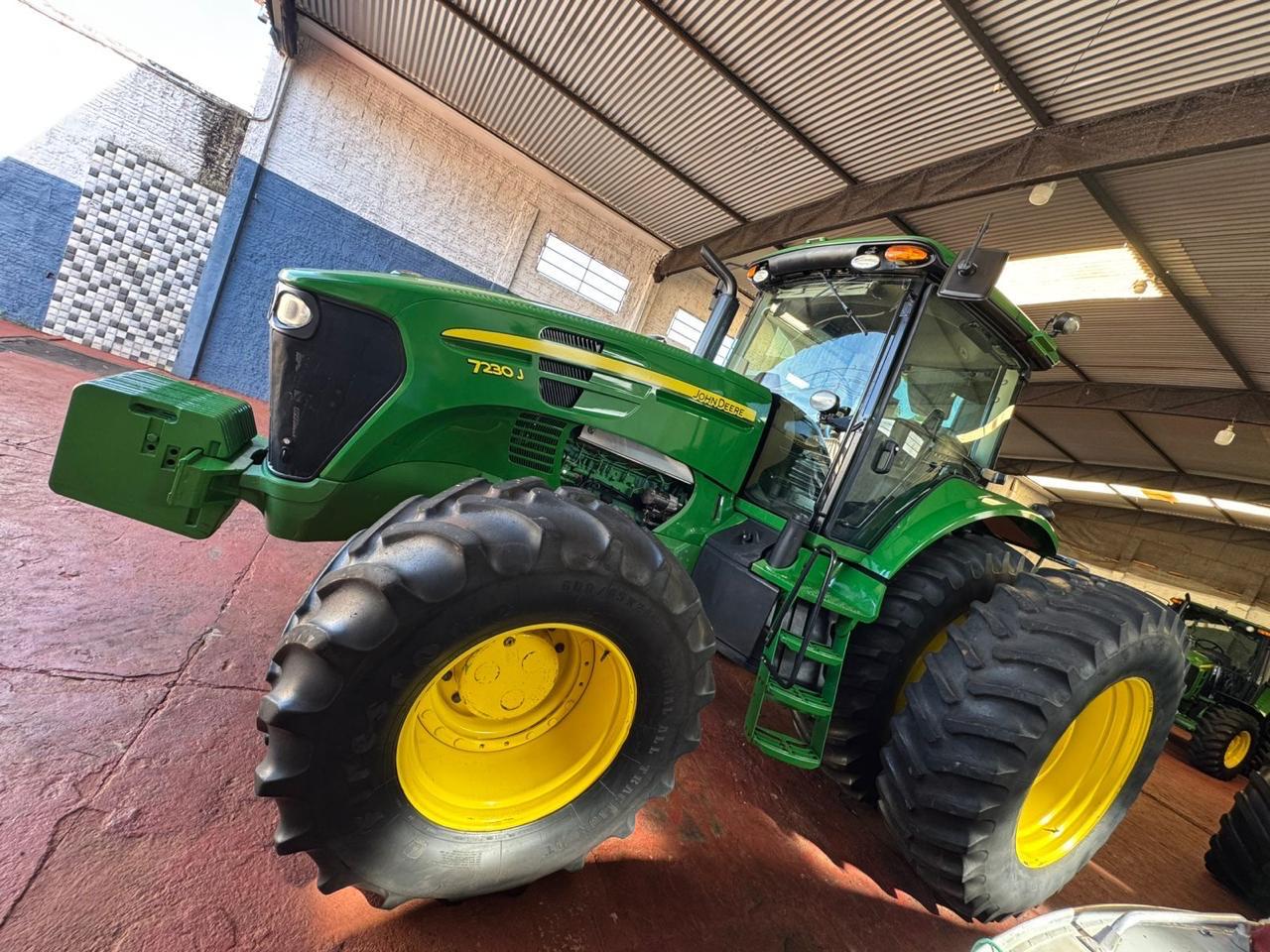 Trator John Deere 7230J – Ano 2018