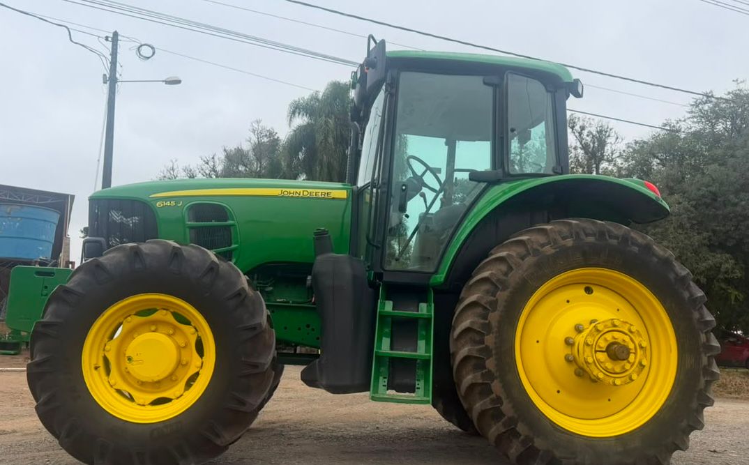 Trator John Deere 6145J – Ano 2016