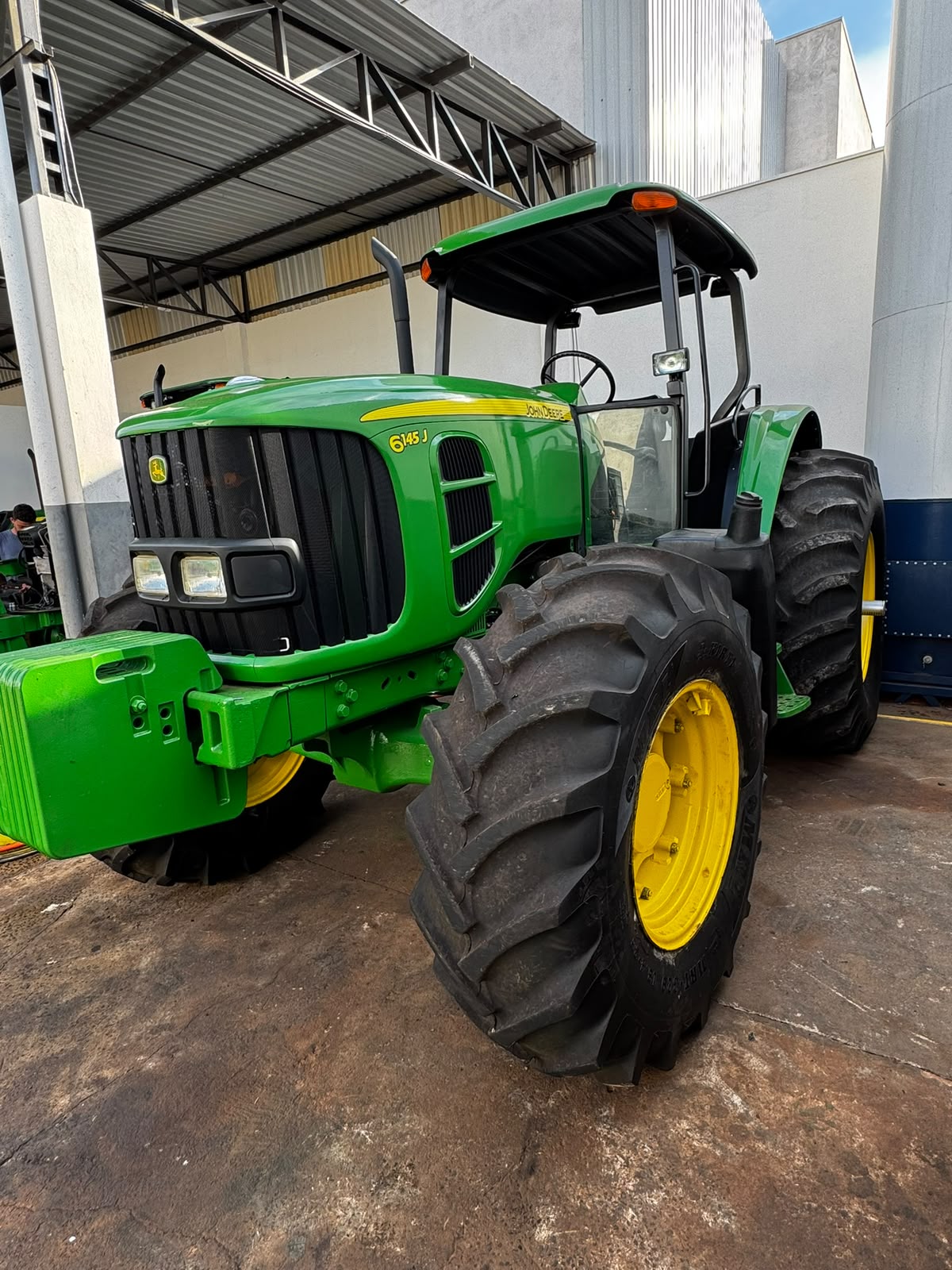 Trator John Deere 6145J – Ano 2014