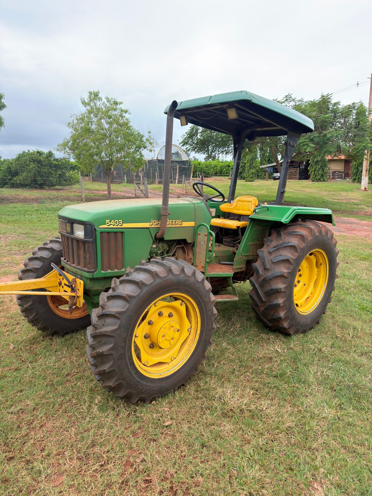 Trator John Deere 5403 – Ano 2011