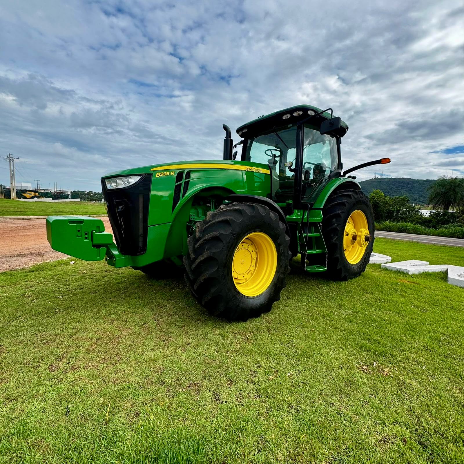 Trator John Deere 8335R – Ano 2014