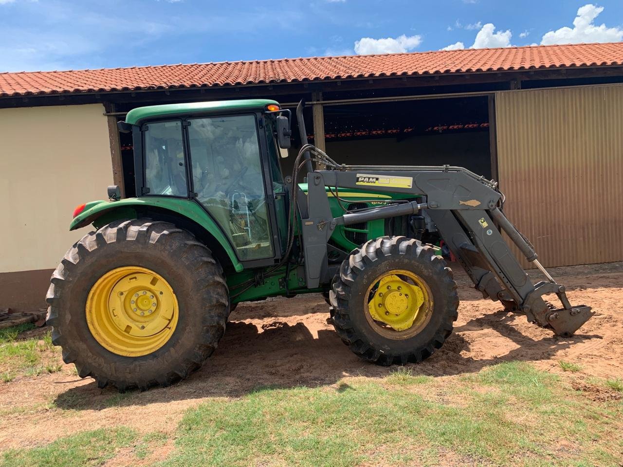 Trator John Deere 6110J – Ano 2016