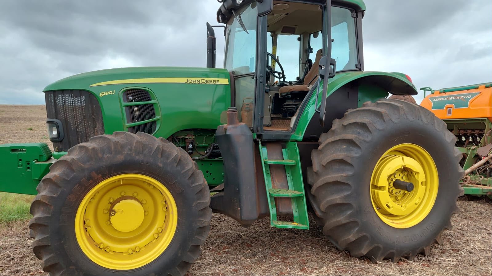 Trator John Deere 6190J – Ano 2017