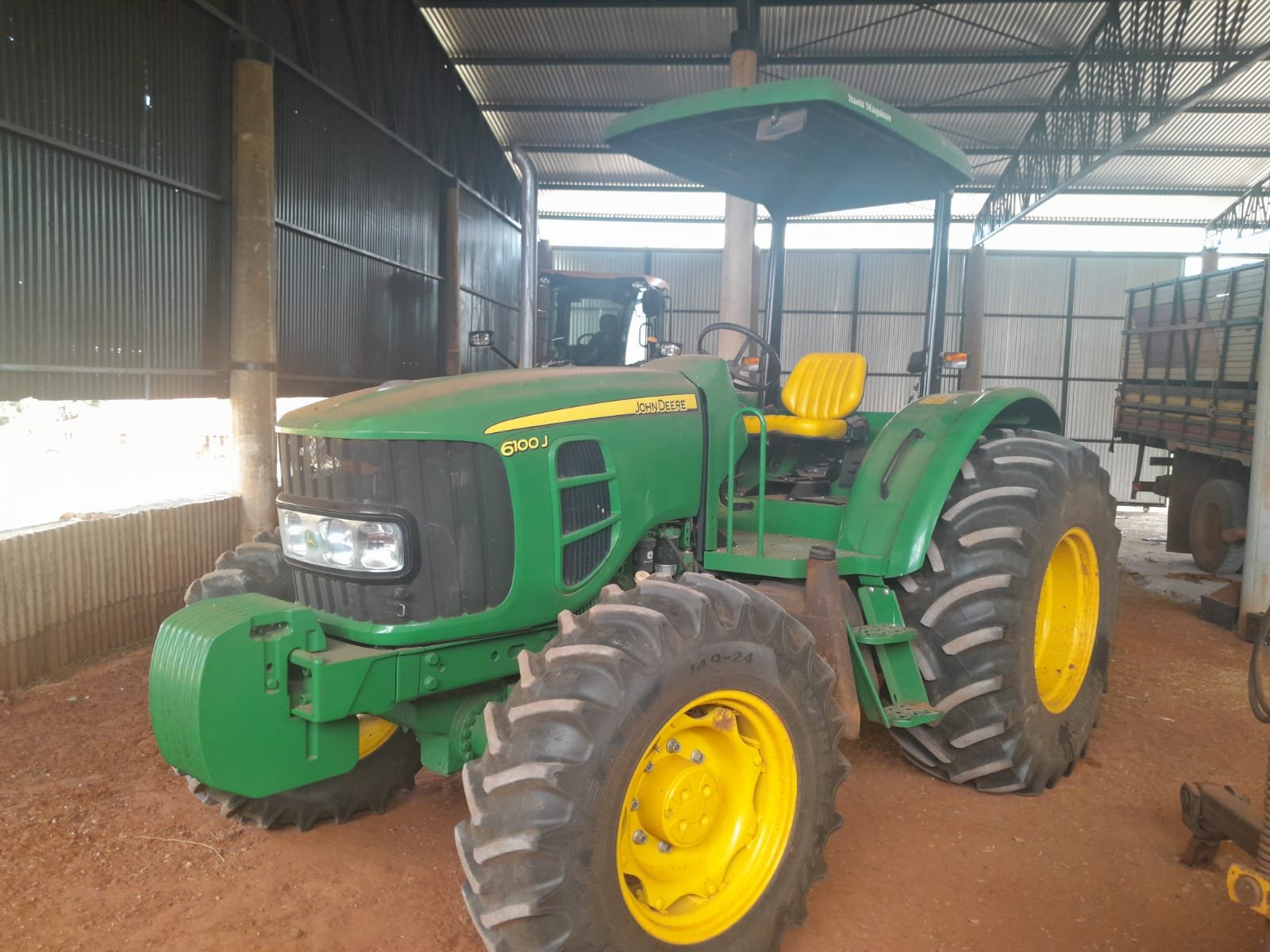 Trator John Deere 6100J – Ano 2021