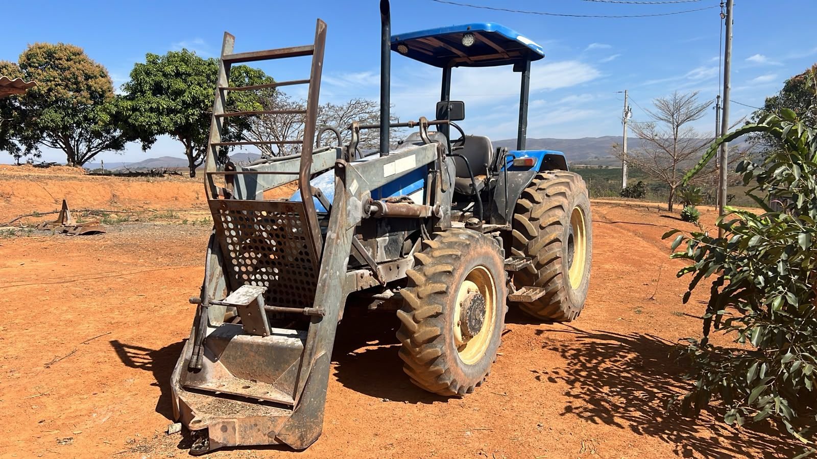 Trator New Holland TL 85E – Ano 2012