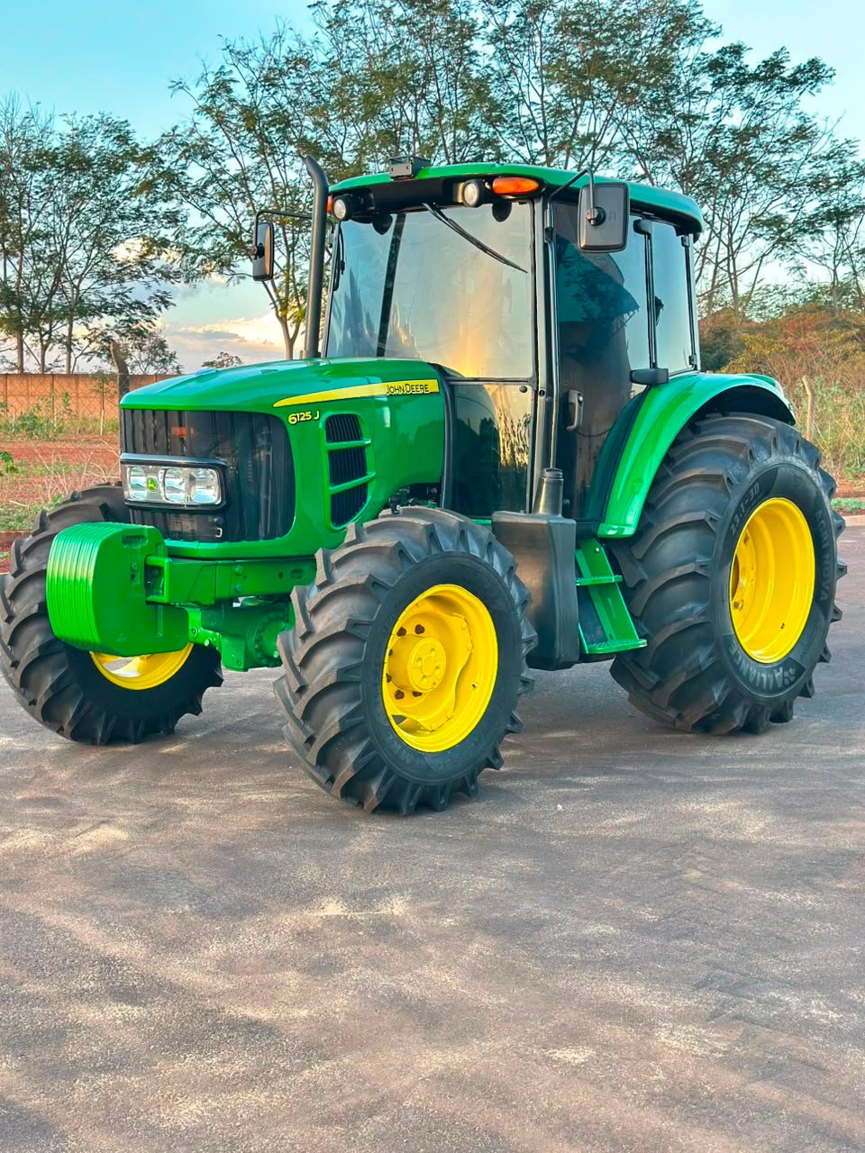Trator John Deere 6125J – Ano 2022