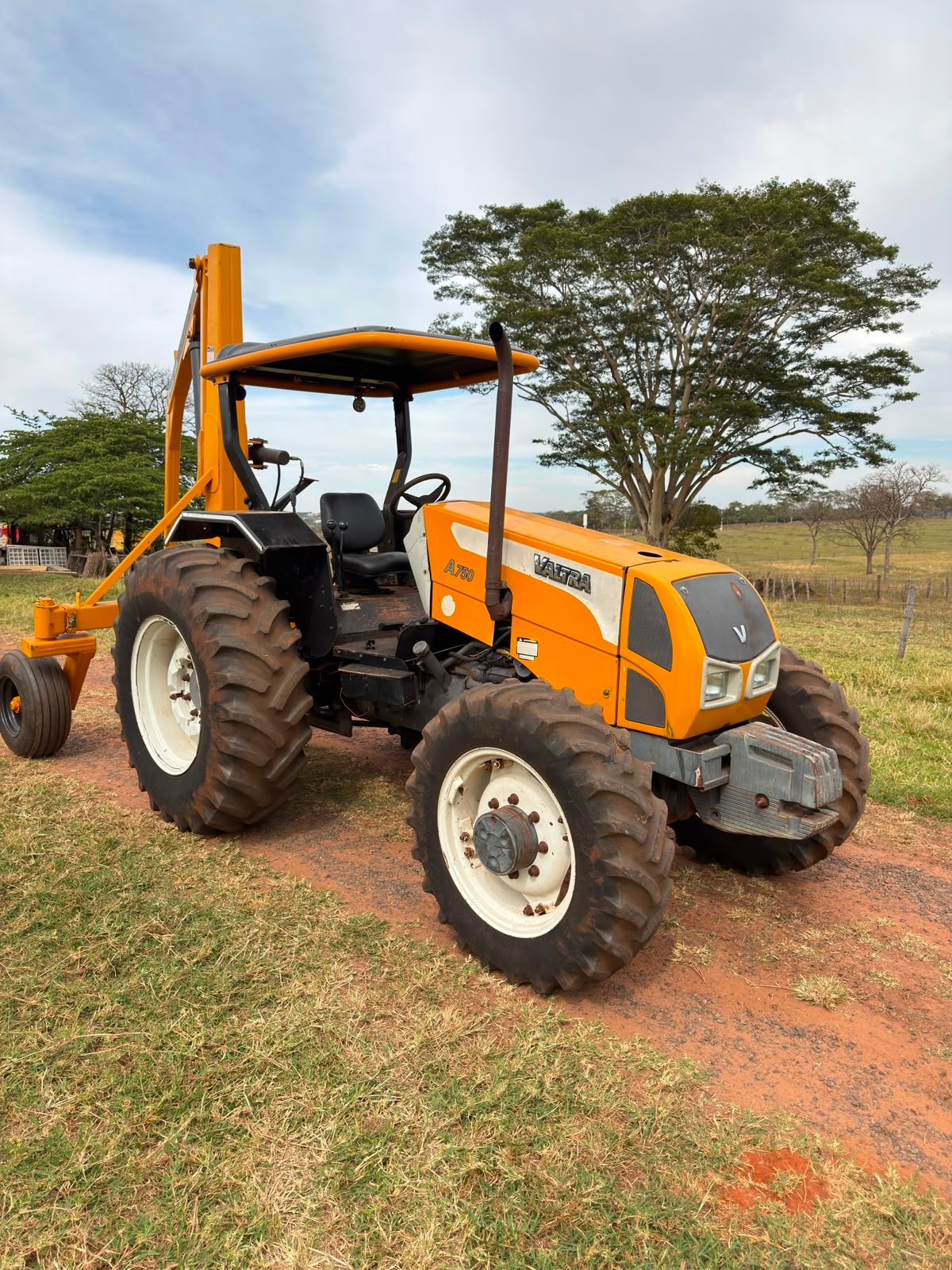 Trator Valtra A750 – Ano 2012