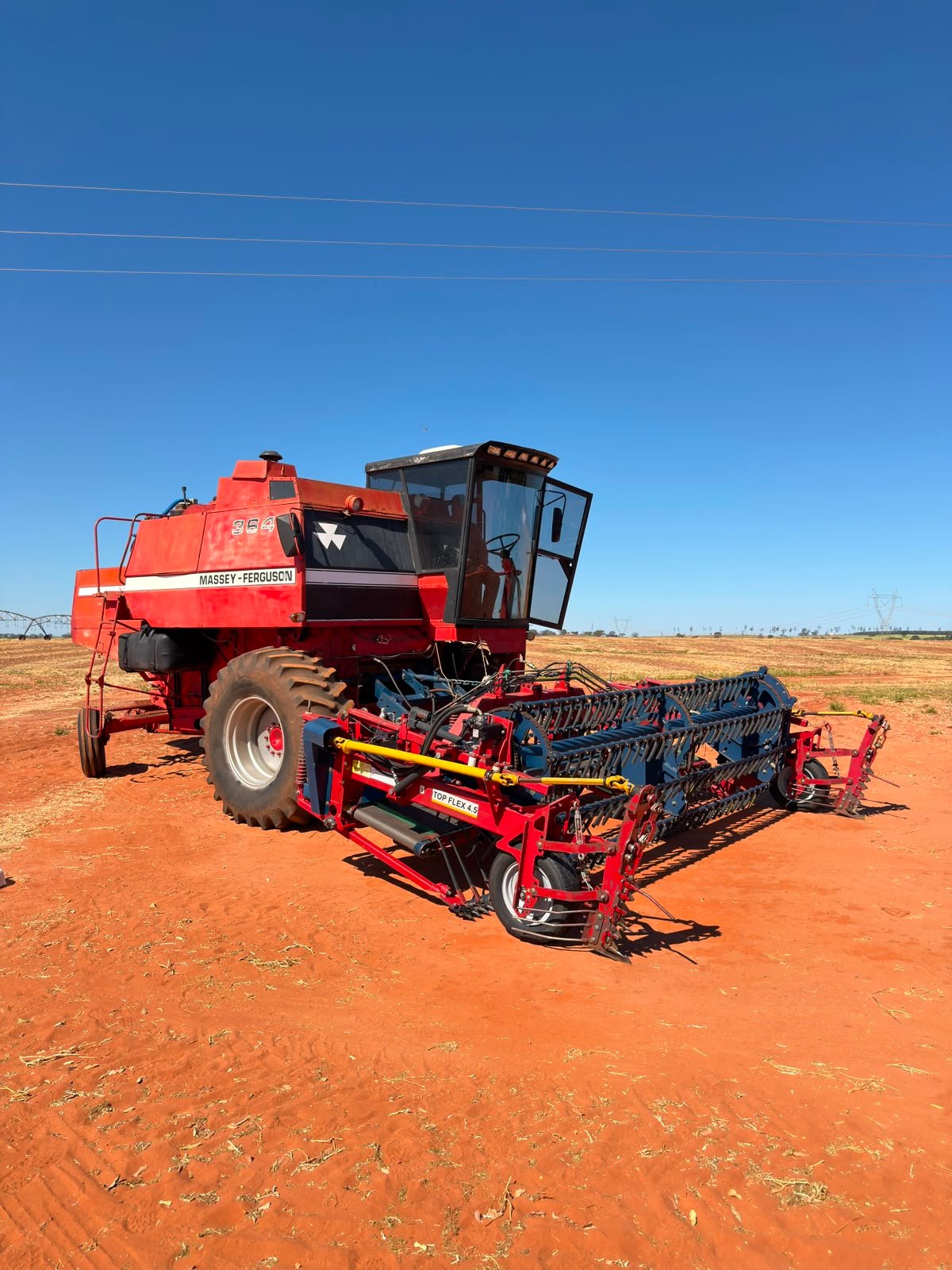 Colheitadeira Massey Fergusson com plataforma Feijão Miac Top Flex  4.5